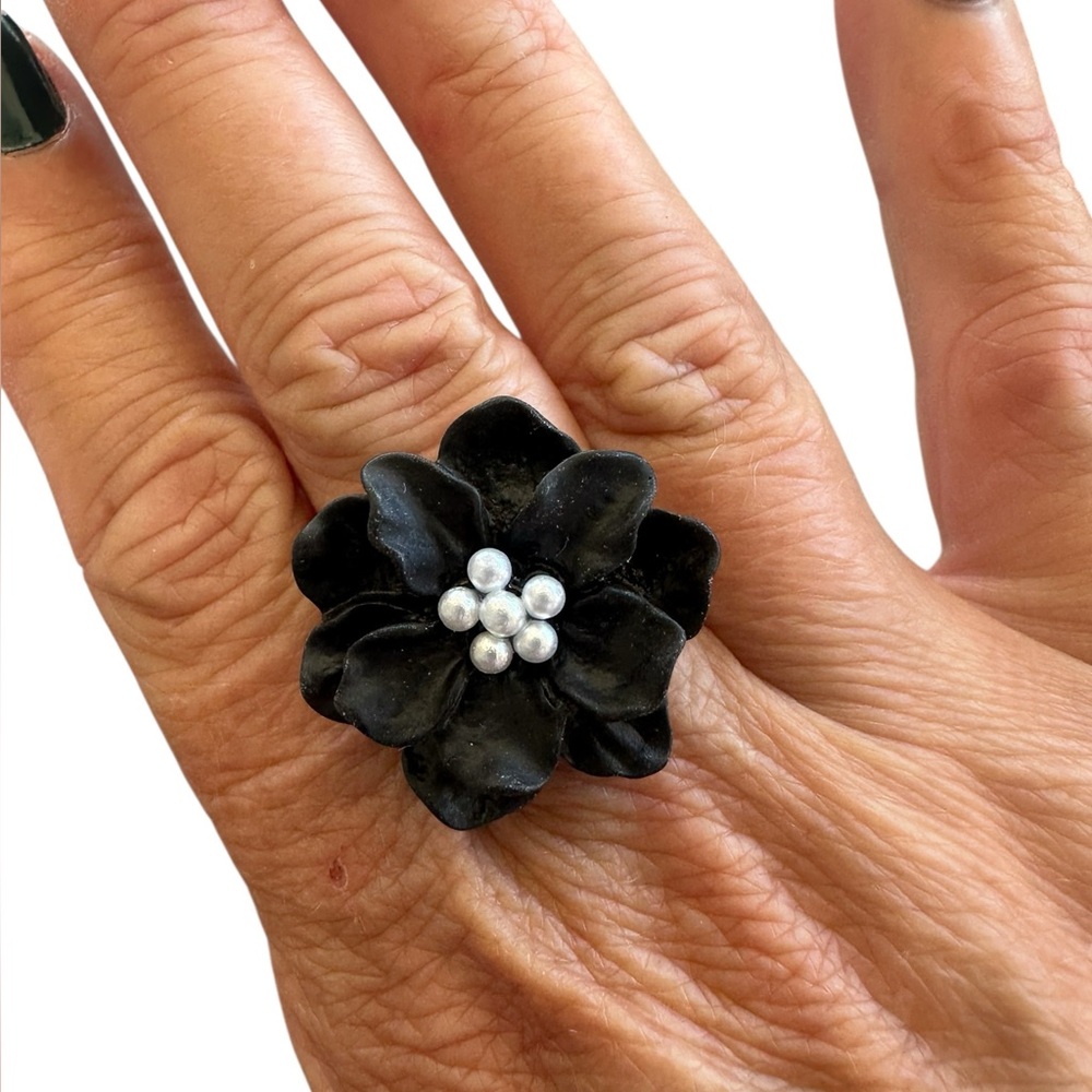Black and White Flower Adjustable Ring